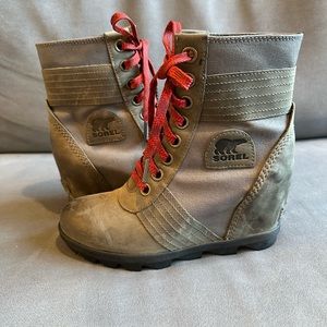 Sorel Joan or Arctic wedge III boots, excellent condition!